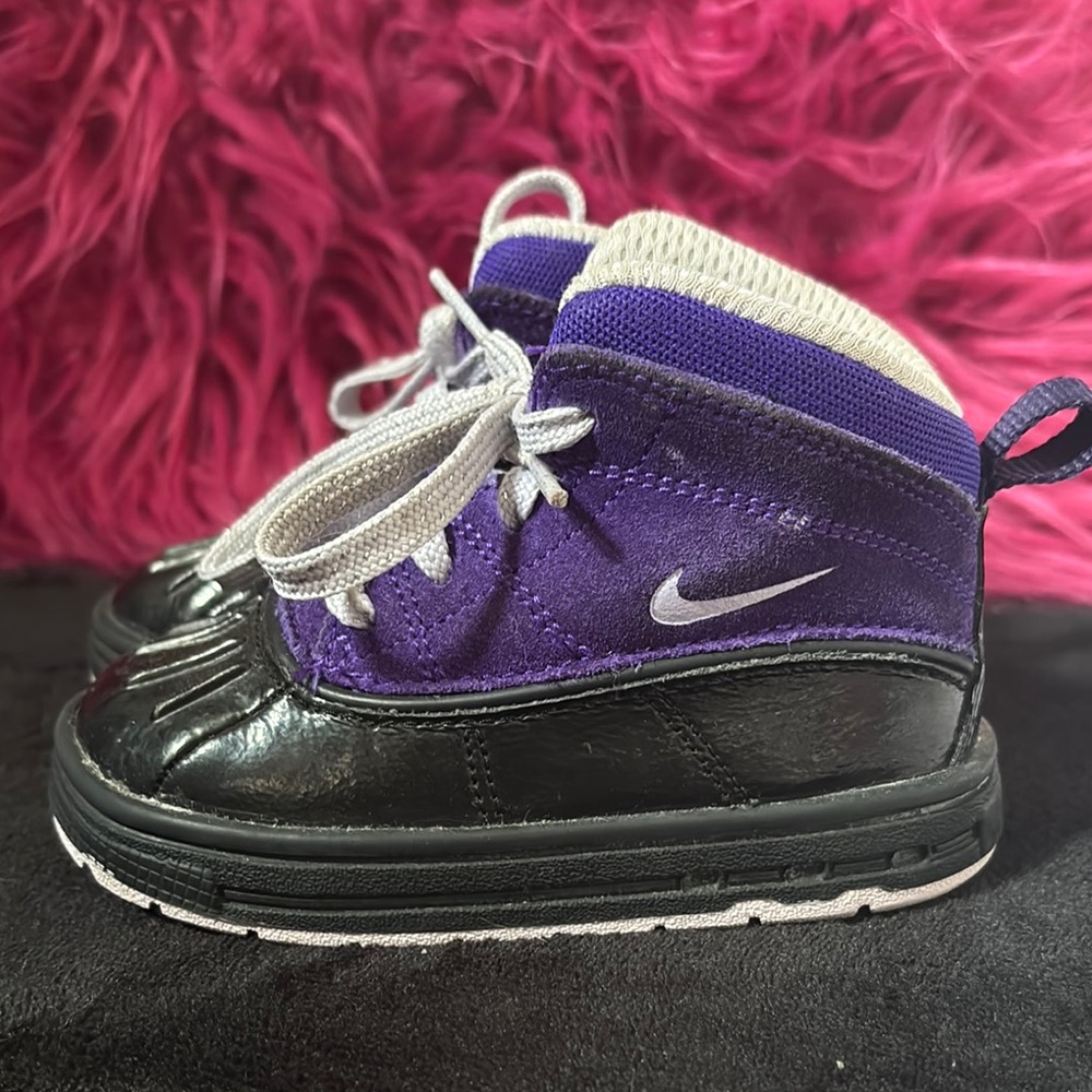 Nike Purple and Black Boots High-Top Design